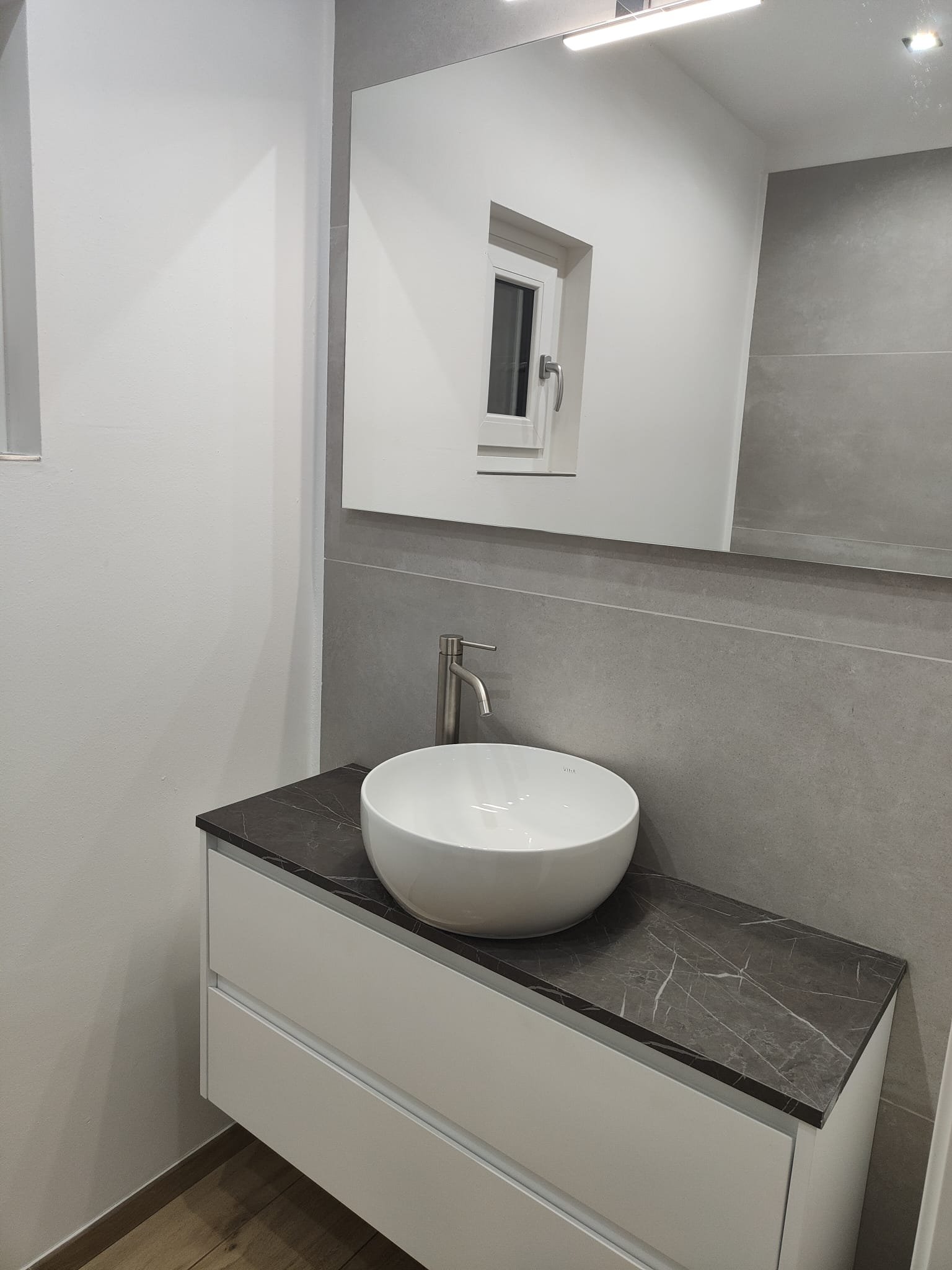 Mobile bagno sospeso con lavabo da appoggio e specchio su misura